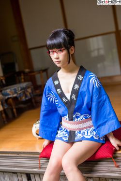 女孩抓蛙一身泥巴被妈妈逮到